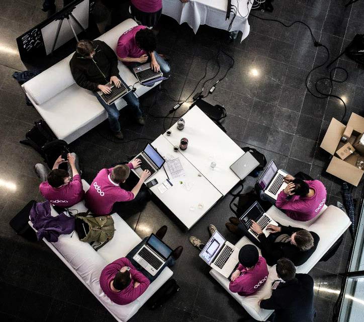 Panoramica del team di Odoo che lavora con i propri PC